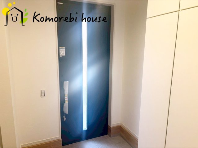 上尾市小泉　6期　新築一戸建て　グレース　01の玄関|明るい玄関です