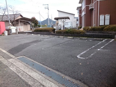 【駐車場】 | サンリット　Ⅱ　（有田川町） | 駐車場に車を止められます