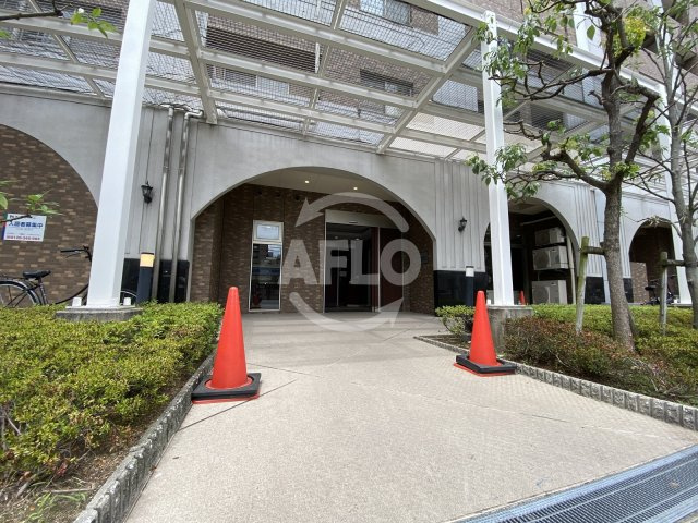 グレンパーク梅田北　扇町小学校区のエントランス|グレンパーク梅田北　重厚感のある外観