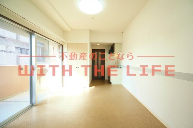 リード中央町【10,000円キャッシュバック対象物件】の居間・リビング|おしゃれな居間です