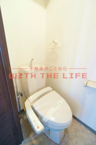 リード中央町【10,000円キャッシュバック対象物件】のトイレ|落ち着いた色調のトイレです