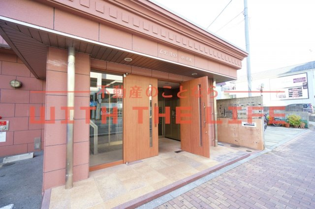 リード中央町【10,000円キャッシュバック対象物件】のエントランス|ゆとりのあるエントランスです