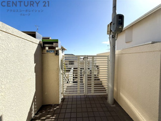 雲雀丘三丁目貸家のエントランス