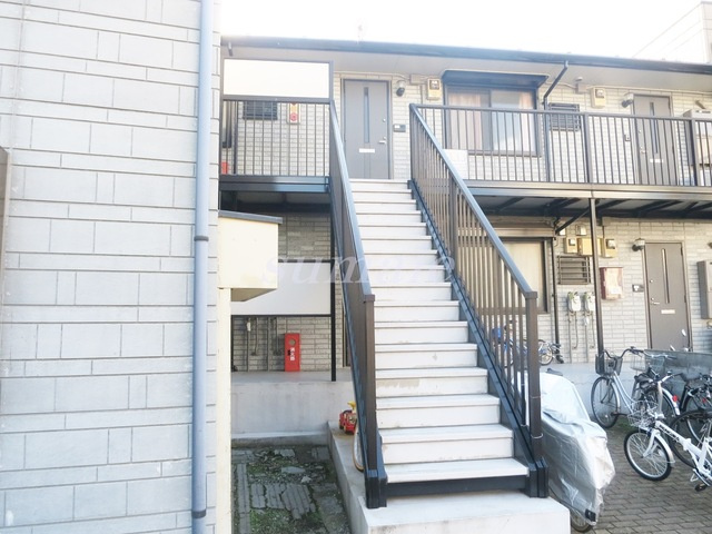 グレイシス王子Ａ棟の外観|2階に上る階段です