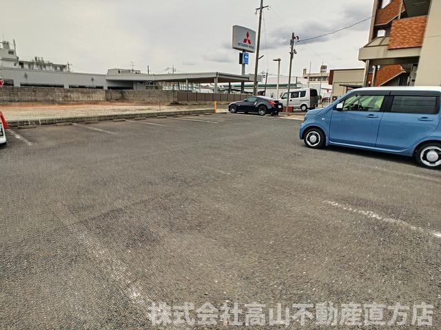 直方市新知町の賃貸マンションの駐車場