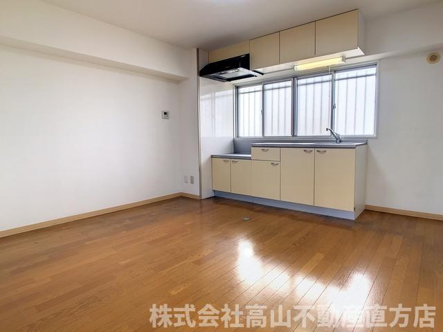 直方市新知町の賃貸マンションの居間・リビング