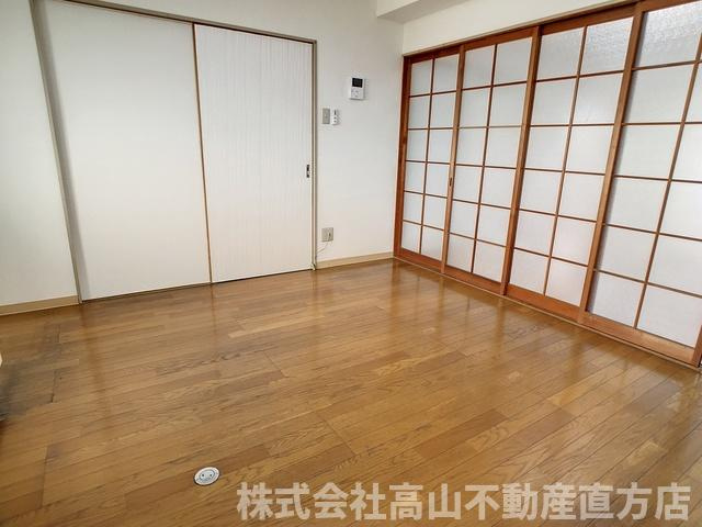 直方市新知町の賃貸マンションの居間・リビング