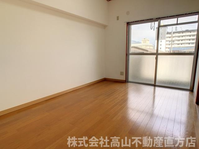 直方市新知町の賃貸マンションの居間・リビング