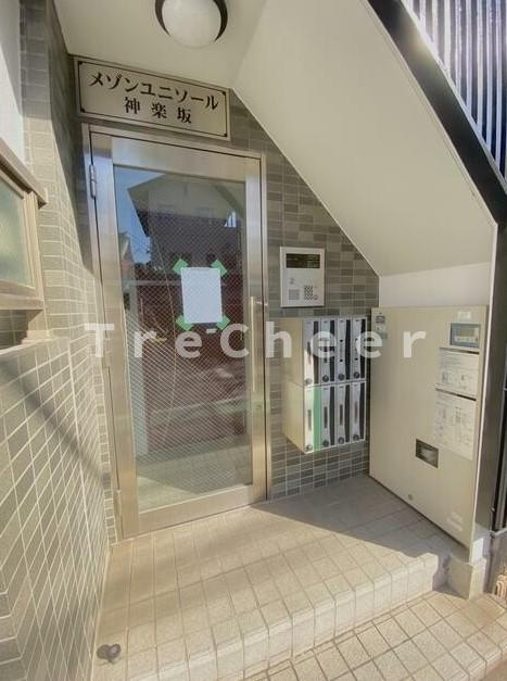 メゾンユニソール神楽坂のエントランス