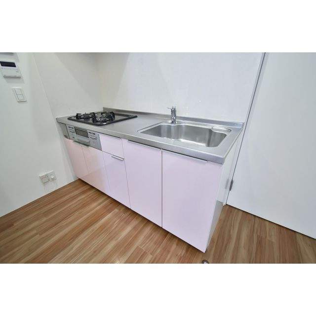 nido Padure Rozaのキッチン|3口コンロ・グリル付のシステムキッチンです♪