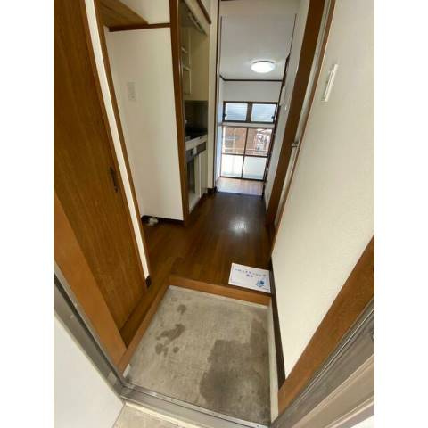 横浜市神奈川区神大寺１丁目のアパートの玄関