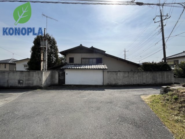 【中古戸建】太田市金山町の外観|■外観｜広いお庭で子供達を伸び伸びと遊ばせてあげたい…！わんちゃんの為にドッグランを作りたい…！そんな願いが叶う217坪の敷地、61坪のオウチです♪