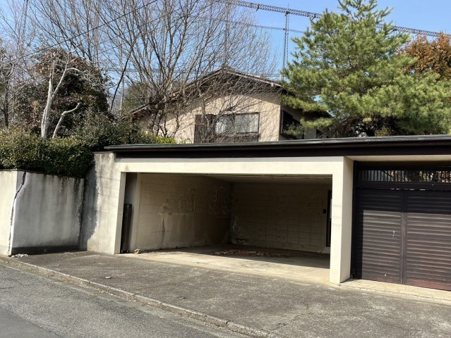 【中古戸建】太田市金山町の駐車場|■駐車スペース｜車庫がございますので愛車を大切に保管しておくことができます♪