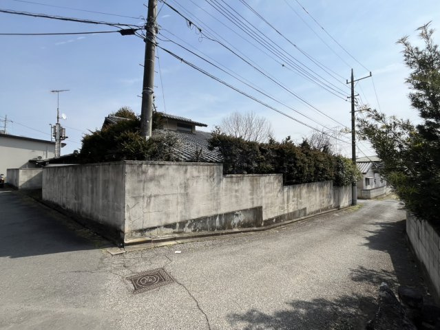 【中古戸建】太田市金山町の前面道路含む現地写真|■外観｜高い外壁は防犯面でも安心です！