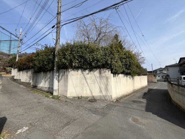 【中古戸建】太田市金山町の前面道路含む現地写真|■外観｜三方角地なので風通しが良く開放的です♪