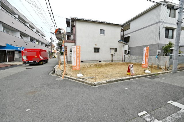 尼崎市富松町1丁目新築一戸建て│3LDK+駐車駐輪可の前面道路含む現地写真|開放感ある角地の物件です♪
お好みの家具とのコーディネートがしやすいナチュラルテイストの床材＆建具等、
今ならカラーセレクト可能です◎