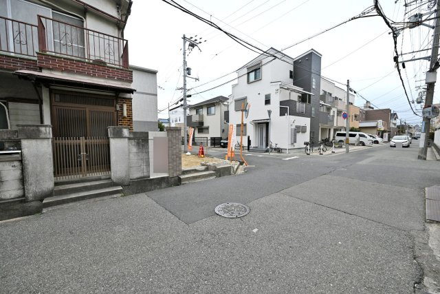 尼崎市富松町1丁目新築一戸建て│3LDK+駐車駐輪可の前面道路含む現地写真|前面道路は北側5.8ｍ公道、西側4.6ｍ公道です。