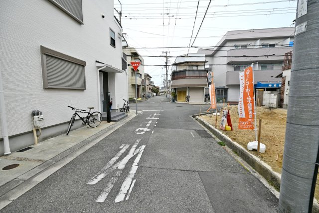 尼崎市富松町1丁目新築一戸建て│3LDK+駐車駐輪可の前面道路含む現地写真|前面道路は北側5.8ｍ公道、西側4.6ｍ公道です。
