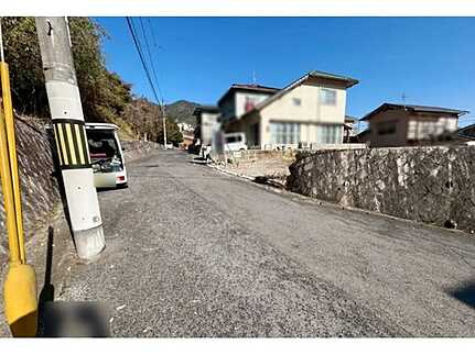 広島市安佐南区伴東1丁目　新築一戸建ての前面道路含む現地写真