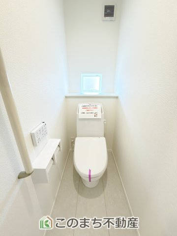 ハートフルタウン宇都宮市下岡本町2115番のトイレ|小窓から換気ができて清潔なトイレスペース☆温水洗浄便座搭載です！

