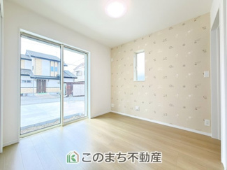 【洋室】 | ハートフルタウン宇都宮市下岡本町2115番　A号棟 | 柔らかい陽光が差し込む明るいお部屋を演出する設計。彩光の取れる窓が気持ちの良いお部屋を創り上げます。
