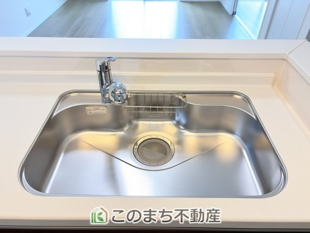 ハートフルタウン宇都宮市下岡本町2115番の設備|ビルトイン型浄水器を内蔵したキッチン水栓。お米を研いだり、野菜を洗ったりするときなど用途に応じてワンタッチで浄水に切り替えが可能です。カートリッジ式なので、フィルターを簡単に交換する事が出来ます。
