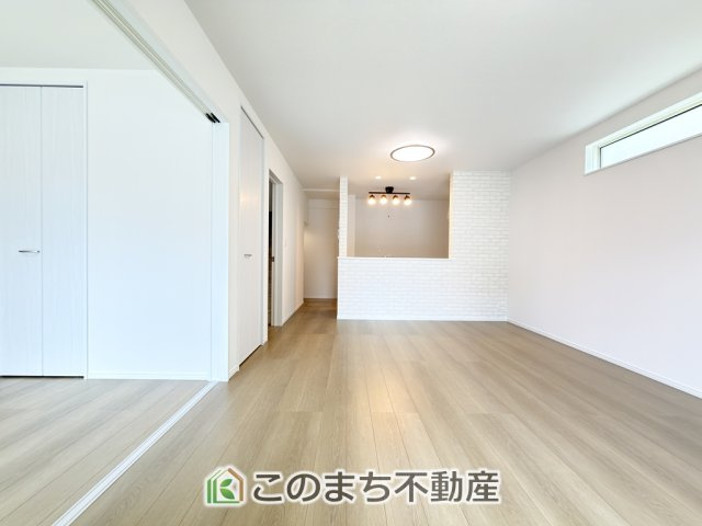 ハートフルタウン宇都宮市下岡本町2115番の居間・リビング|オープンでのびやかな空間を生み出す、こだわりの広がりとゆとり。家族と過ごす時間を大切にしたい方にぴったりの明るくゆとりある住空間です。
