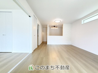【居間・リビング】 | ハートフルタウン宇都宮市下岡本町2115番　A号棟 | オープンでのびやかな空間を生み出す、こだわりの広がりとゆとり。家族と過ごす時間を大切にしたい方にぴったりの明るくゆとりある住空間です。
