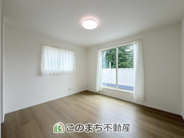 ハートフルタウン宇都宮市下岡本町2115番の洋室|洋室はお手入れのしやすいフローリング仕様です。普段はフロアモップなどを使って、簡単にお掃除していただけます◎
