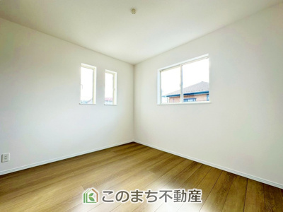 【洋室】 | ハートフルタウン宇都宮市下岡本町2115番　A号棟 | 洋室はお手入れのしやすいフローリング仕様です。普段はフロアモップなどを使って、簡単にお掃除していただけます◎
