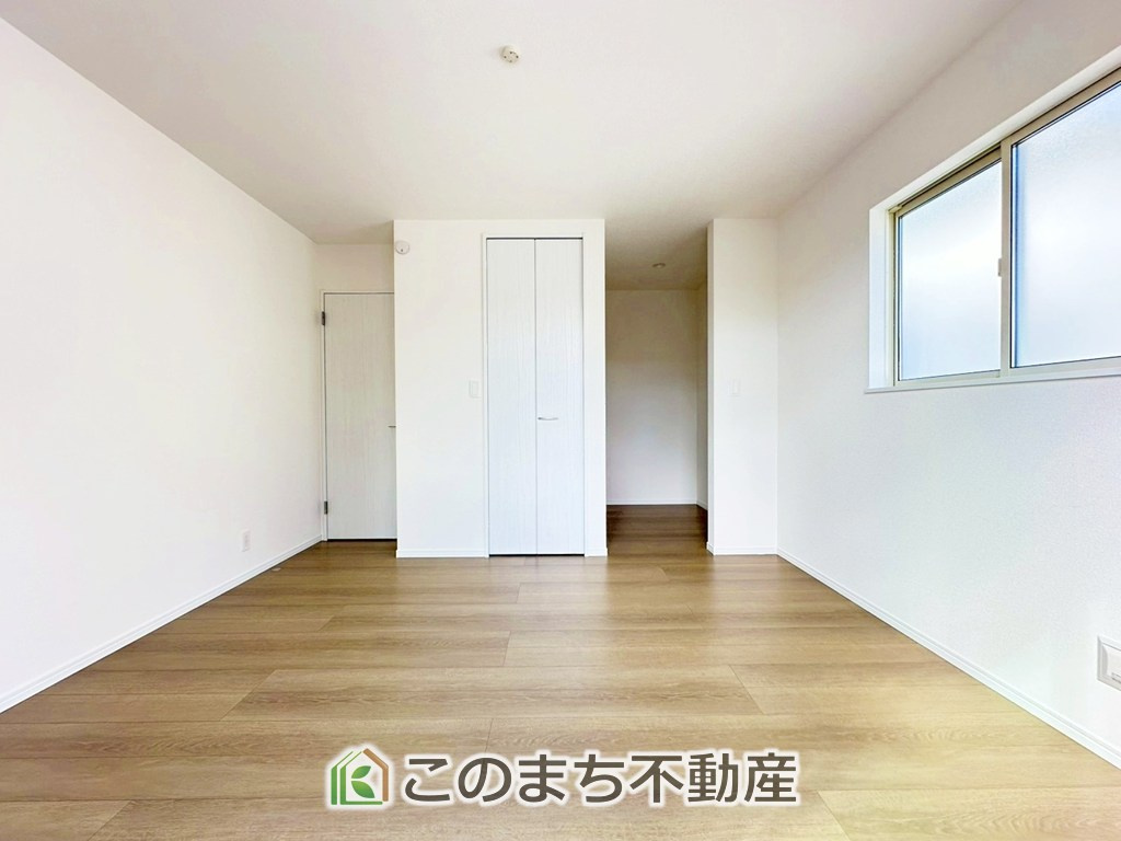 ハートフルタウン宇都宮市下岡本町2115番の洋室|採光も確保されたお部屋です。大きいベッドを置いても余裕のあるゆとり空間。
