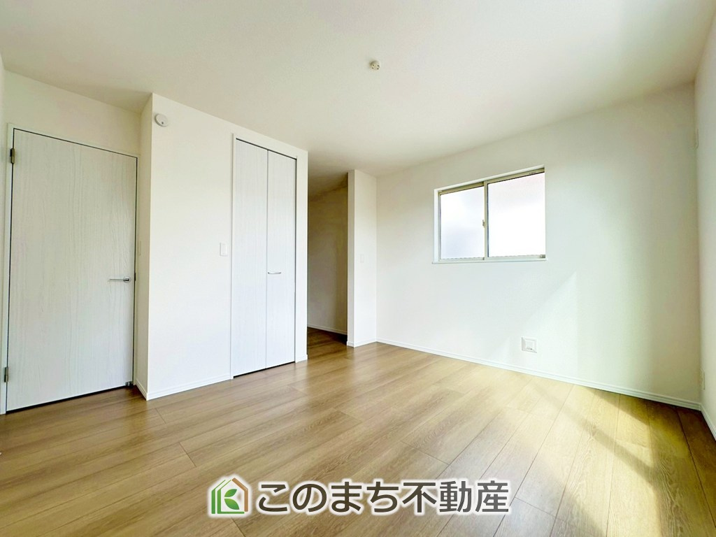 ハートフルタウン宇都宮市下岡本町2115番の洋室|洋室はお手入れのしやすいフローリング仕様です。普段はフロアモップなどを使って、簡単にお掃除していただけます◎
