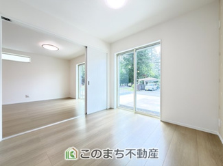 【洋室】 | ハートフルタウン宇都宮市下岡本町2115番　A号棟 | 陽光がふんだんに降り注ぐお部屋です。陽だまりの空間で、プライベートなお家時間も快適にお過ごしいただけます♪
