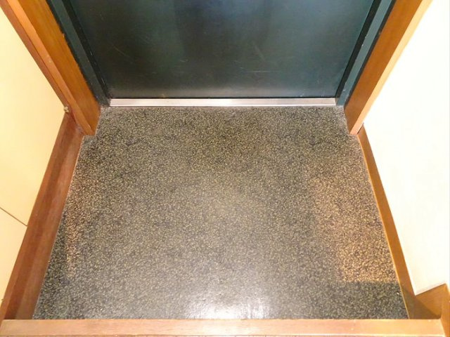 クリスタル東松原の玄関