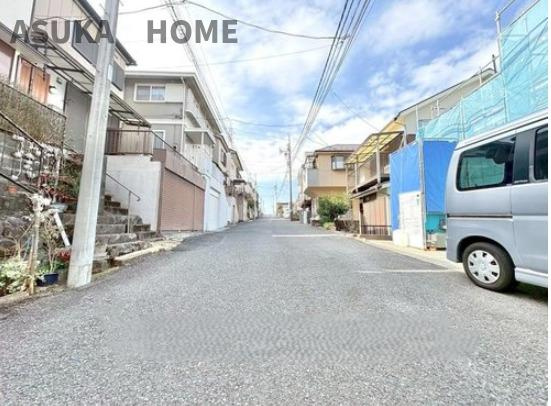 南区六ッ川２丁目の前面道路含む現地写真|前面道路と、向かいの付近の様子です。付近は閑静な住宅地になります。