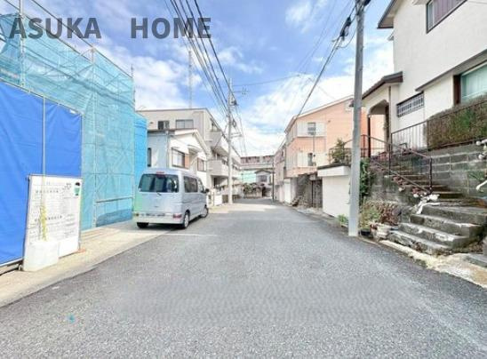 南区六ッ川２丁目の前面道路含む現地写真|前面道路と付近の様子です。閑静な住宅地に位置します。