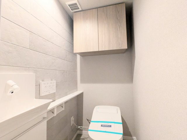 パークハウス清澄白河タワーのトイレ|～手洗器ならびに吊戸棚付きのトイレ写真～ 消耗品等の収納が可能で便利です！