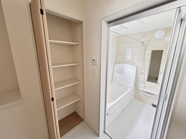【ブルーミングガーデン】宇都宮市雀の宮 6丁目 全2棟の脱衣所|〇2号棟〇
増えやすいリネン類もすっきりと片付く洗面室収納も付いています☆
※2026年7月撮影