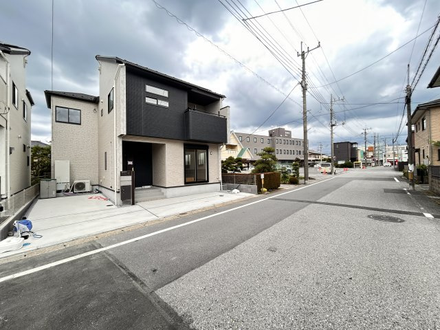 【ブルーミングガーデン】宇都宮市雀の宮 6丁目 全2棟の前面道路含む現地写真|〇2号棟〇
前面道路が7.5ｍあることで、陽当たり・風通しも良好☆
見通しも良いので車庫入れが苦手でもスムーズに行えます。
※2026年7月撮影