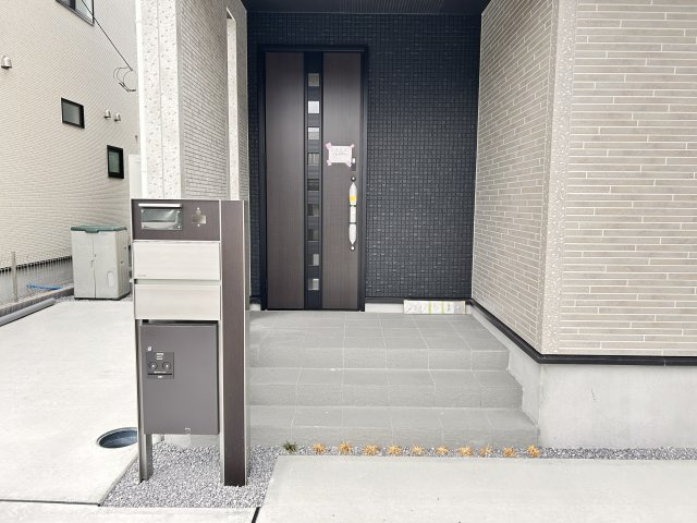 【ブルーミングガーデン】宇都宮市雀の宮 6丁目 全2棟の玄関|〇2号棟〇
玄関にはモニター付きインターホンと留守中も荷物を確実に受け取れる宅配ボックス。
再配達の手間をゼロにし、忙しい毎日の暮らしを快適＆スマートにサポートします♪
※2026年7月撮影
