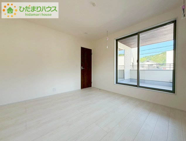 いわき市平南白土２期　新築戸建　4号棟の洋室|バルコニーに面していて、たっぷり光りの入る明るい主寝室です！
