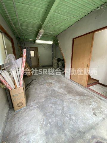 菱江1丁目中古戸建の駐車場|お車をお持ちの方には必要な駐車場はシャッター付き車庫（車種による）です！雨風からお車を守れます。