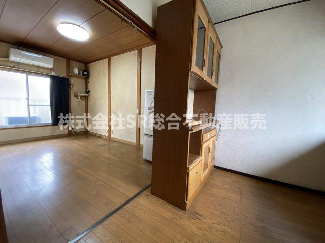 菱江1丁目中古戸建の居間・リビング|明るいダイニングキッチンです！隣の洋室と合わせてリビングとして使えます。
