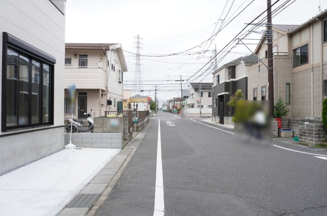 越谷市宮本町3丁目 新築分譲住宅の前面道路含む現地写真
