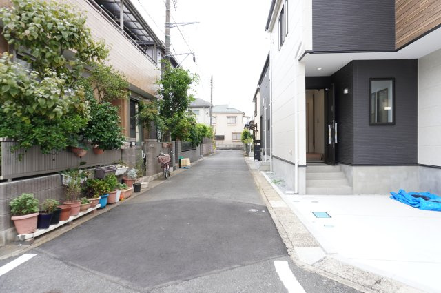 越谷市宮本町3丁目 新築分譲住宅の前面道路含む現地写真