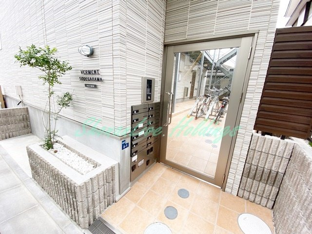 平塚市袖ケ浜のアパートのエントランス