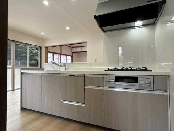 【キッチン】 | 仲介手数料無料！船木小学校に通えるリフォーム済み中古住宅　宇部市大字船木 | 使い勝手の良いシステムキッチンで楽しくクッキング♪