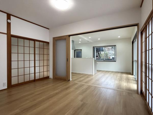 【居間・リビング】 | 仲介手数料無料！船木小学校に通えるリフォーム済み中古住宅　宇部市大字船木 | ゆったりとしたリビングは家族の団らんがはずみますね♪