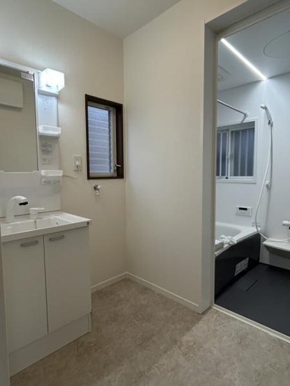 【洗面所】 | 仲介手数料無料！船木小学校に通えるリフォーム済み中古住宅　宇部市大字船木 | 明るい洗面所です