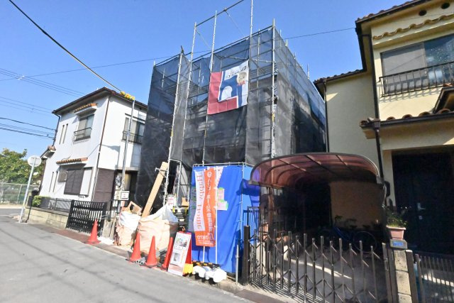 伊丹市瑞穂町3丁目新築一戸建て│4LDK＋駐車1台可の前面道路含む現地写真|ご家族のコミュニケーションが自然と増えるリビング階段を採用の4LDK新築戸建で新生活を始めませんか？皆様からのご連絡を心よりお待ちしております。
